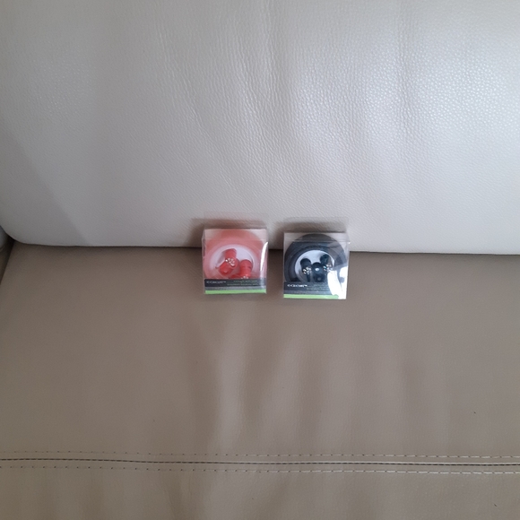 Earbuds - Picture 2 of 3